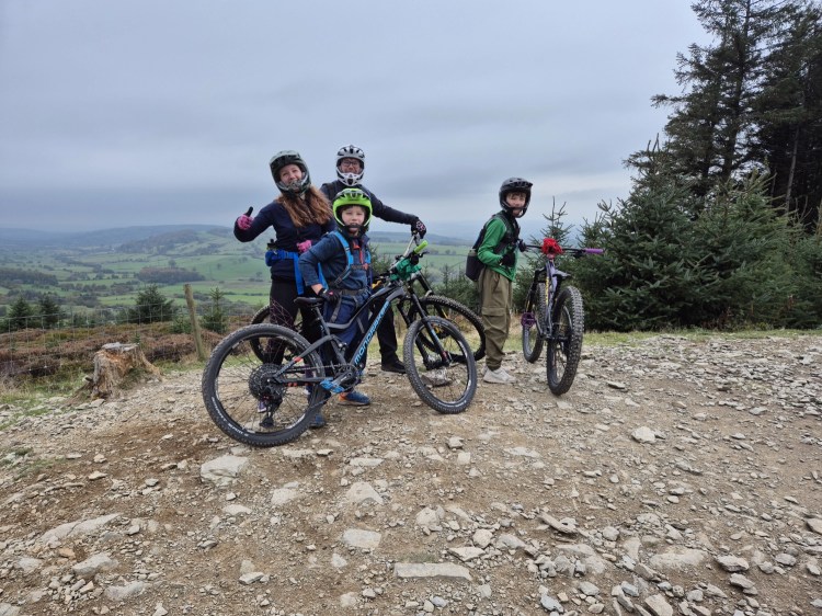 family wihtm ountain bikes on the trail